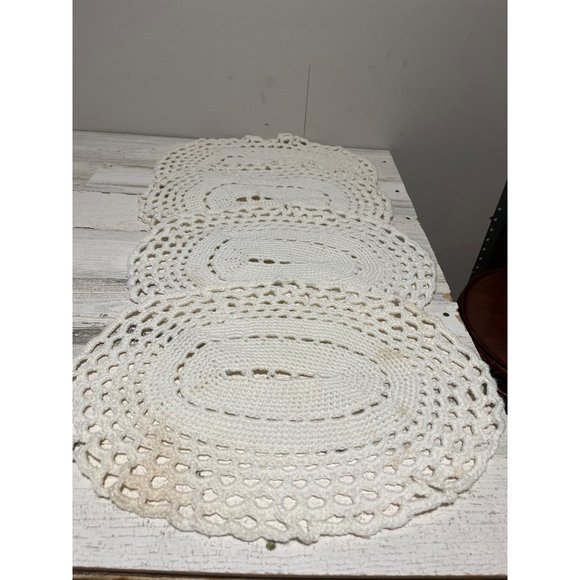 Set of four white crocheted placemats. - Picture 1 of 6